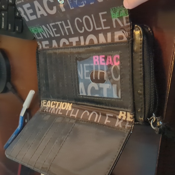 Kenneth Cole Reaction Zipper and button wallet - Picture 10 of 13